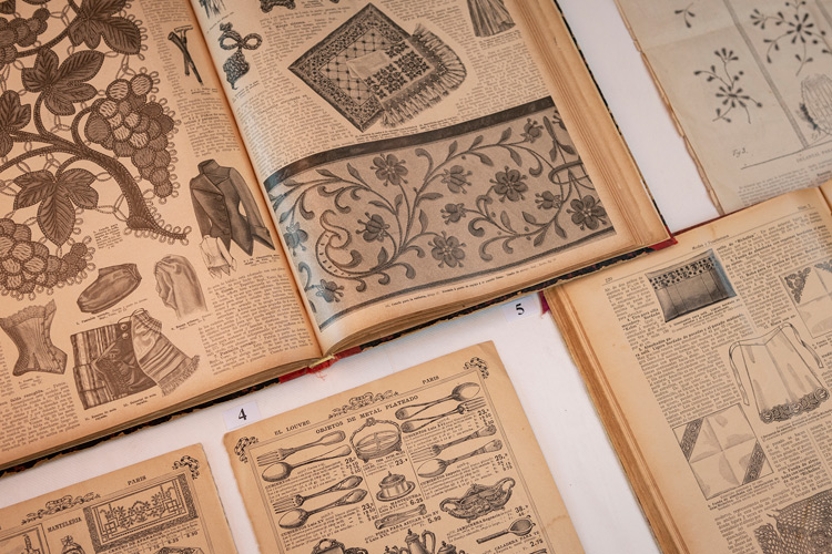 vitrina_biblioteca_documents_singulars_cdmtextil