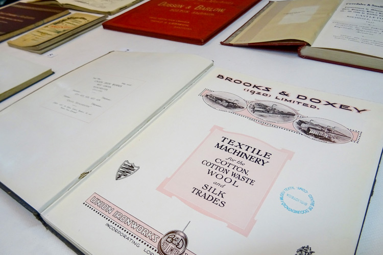 vitrina_documents_singulars_biblioteca_octubre2018_cdmtextil