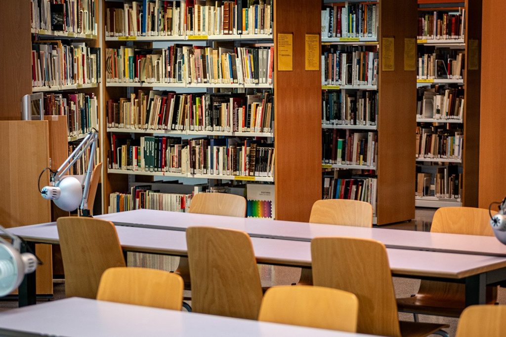 Imatge detall de la biblioteca del Museu Tèxtil de Terrassa.