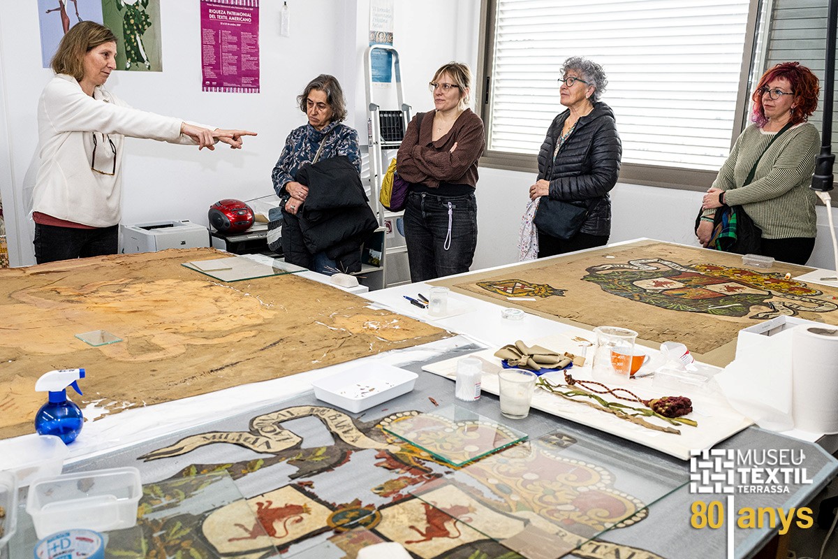 Imatge taller de restauració. Visita 80 aniversari del Museu Tèxtil.